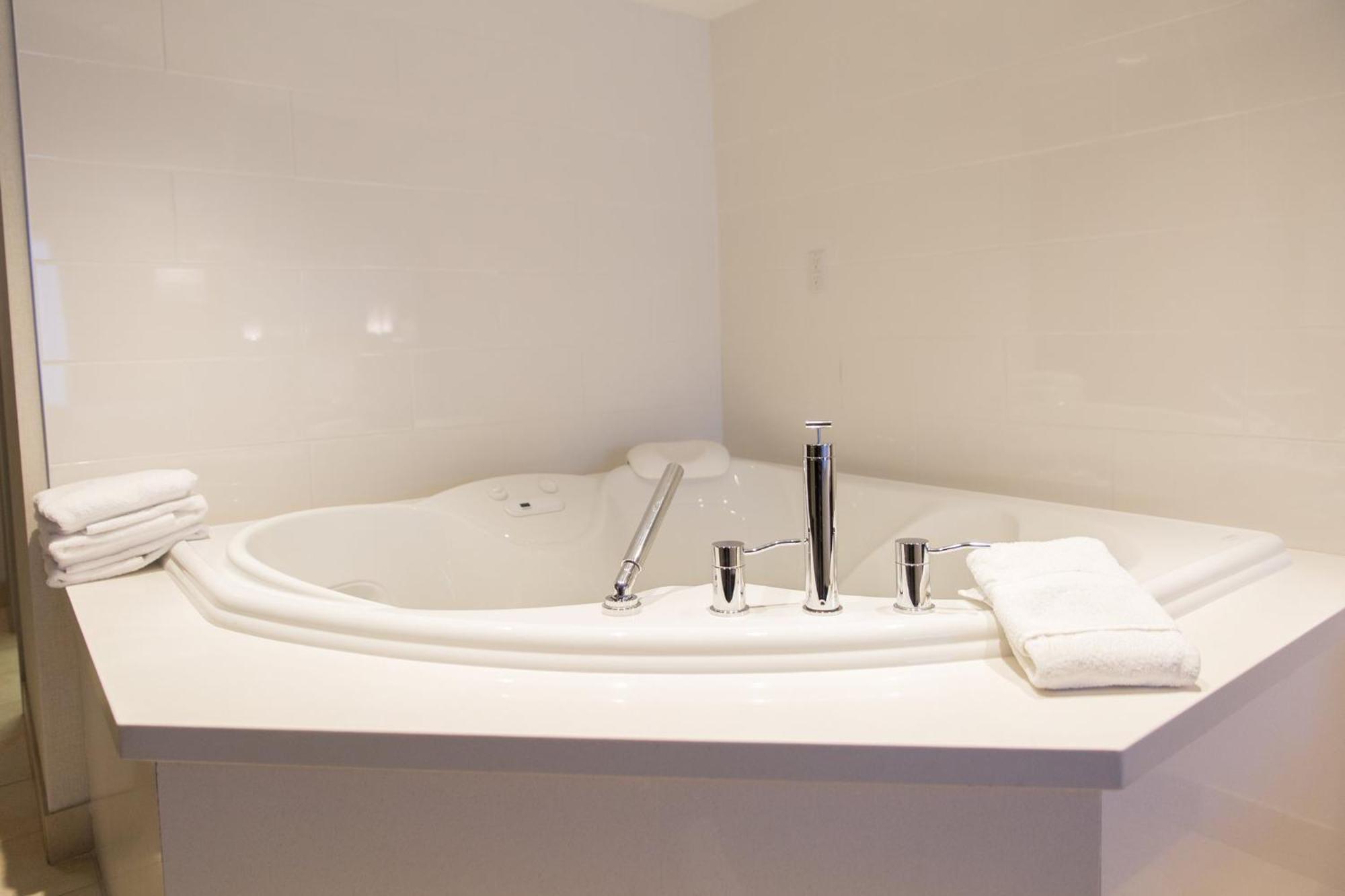 Holiday Inn Express Brampton By Ihg מראה חיצוני תמונה